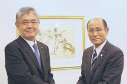 平野俊樹マルイチ産商社長（左）と長元信男東町漁協組合長