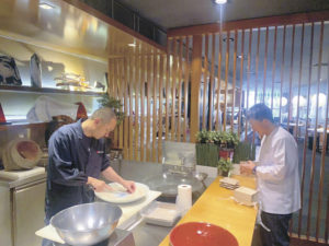 日本料理店では吉田水産の吉田社長（左）と永野商店の大塚社長がフグの刺身引きを実演した